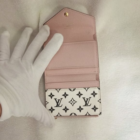 Very Good & RARE LV Zoe Giant Monogram Trifold Wallet in Rouge (Full Inclusion) - Picture 9 of 16